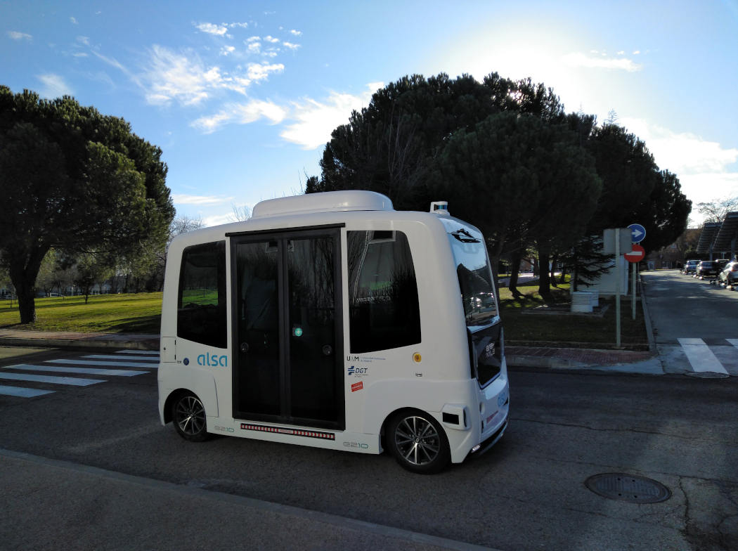 Robotaxi circulando en ciudad a 30 km/h
