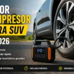 Compresor portátil inflando la rueda de un SUV moderno durante una parada en carretera, datos de la comparativa.