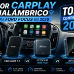 Muestra el interior de un Ford Focus con pantalla de infoentretenimiento activa y tres adaptadores inalámbricos CarPlay (CarlinKit 5.0, Ottocast Mini Pico y AutoSky Wireless CarPlay) presentados en primer plano. Incluye diseño tecnológico moderno en tonos azul y negro con el texto grande “Top 3 comparados 2026”.