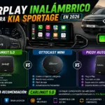 Toyota C-HR con Apple CarPlay inalámbrico mostrando navegación y aplicaciones en la pantalla multimedia junto a adaptadores recomendados para 2026.