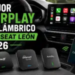 Seat León equipado con Apple CarPlay inalámbrico mostrando la pantalla multimedia conectada a un iPhone junto a varios adaptadores CarPlay recomendados para 2026.