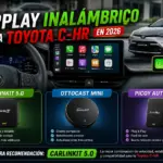 Mejor CarPlay inalámbrico para Toyota C-HR en 2026: comparativa entre CarlinKit 5.0, Ottocast Mini y Picoy AutoSky. Imagen del interior del Toyota C-HR con pantalla multimedia compatible con Apple CarPlay inalámbrico y recomendación destacada de CarlinKit 5.0.