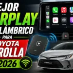Toyota corolla equipado con Apple CarPlay inalámbrico mostrando la pantalla multimedia conectada a un adaptador CarPlay recomendados para 2026.