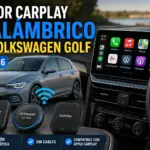 Volkswagen Golf equipado con Apple CarPlay inalámbrico mostrando la pantalla multimedia junto a varios adaptadores recomendados para 2026.