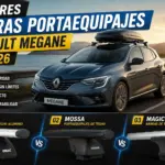imagen comparativa de barras portaequipajes para Renault Megane 2026, con diseño tipo banner. Se muestra un Renault Megane circulando junto al mar con cofre en el techo y tres modelos de barras (OMAC, Mossa y Magic Select) en una comparativa visual con estética moderna, títulos grandes y estilo promocional.”