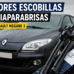 Escobillas limpiaparabrisas Bosch instaladas en un Renault Megane 3 con parabrisas limpio bajo lluvia ligera