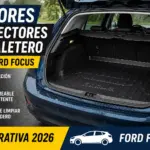 Protector de maletero a medida instalado en un Ford Focus 2026 con bandeja impermeable negra y superficie antideslizante