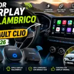 Renault Clio con pantalla multimedia mostrando Apple CarPlay inalámbrico, varios dispositivos y marcas.