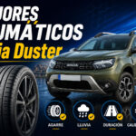 Comparativa de los mejores neumáticos para Ford Fiesta con un neumático en primer plano y un Dacia Duster verdede fondo.
