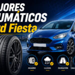 Comparativa de los mejores neumáticos para Ford Fiesta con un neumático en primer plano y un Ford Fiesta azul de fondo.